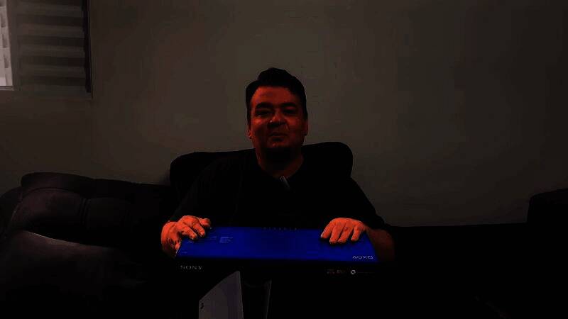 《战神：诸神黄昏》在PS5 Pro上运行画面，奎托斯战斗场景光影逼真