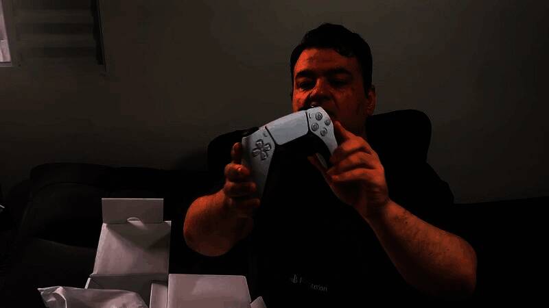 角色面部特写镜头，皮肤纹理与毛发细节清晰可见