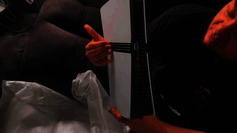 高速追逐战场景，动作连贯且背景虚化自然