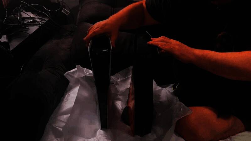 角色跳跃落地瞬间，布料物理模拟真实自然