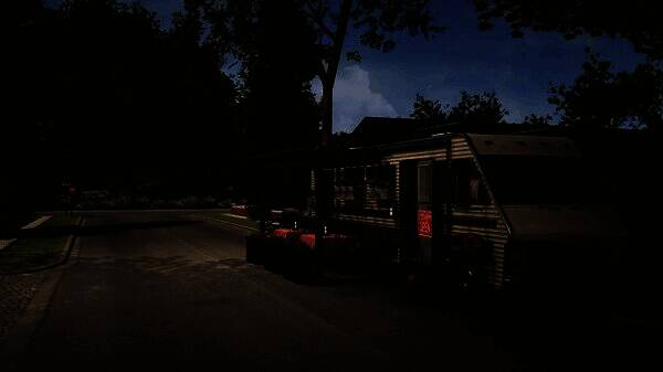 多辆不同型号的废弃大巴整齐排列在改装工坊外，象征玩家逐步扩展的翻新事业