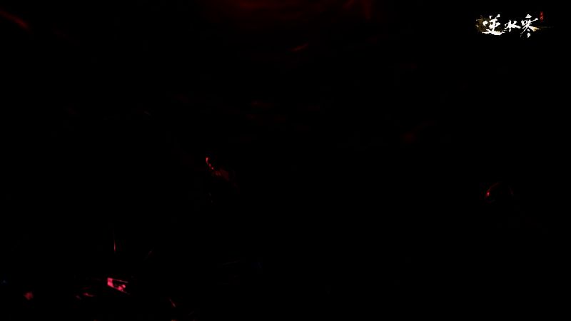 角色站在布满蛊虫图腾的祭坛前，空气中漂浮着绿色毒雾，氛围诡异神秘