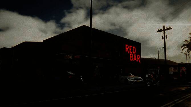 一辆经过改装的橙色肌肉车在城市道路上飞驰，车身反光强烈，背景为黄昏下的城市天际线