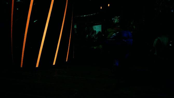 Boss战场景，巨型多眼虫族首领从地底破土而出，周围小虫环绕，氛围紧张压迫