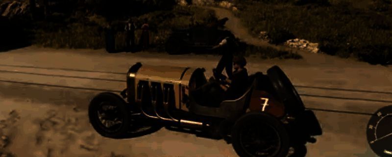 《四海兄弟：故乡》游戏中玩家驾驶黑色老式轿车在铁轨旁公路上飞驰，远处可见蒸汽火车并行前进的紧张竞速画面