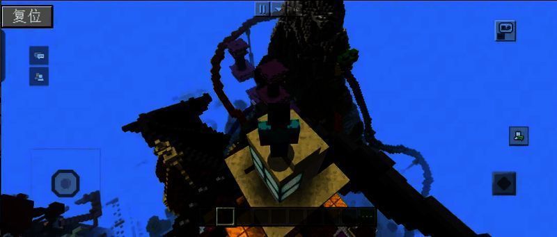 蜜蜂矿车在蜿蜒的铁轨上疾驰，周围环绕着蜂巢与花朵，画面生动活泼