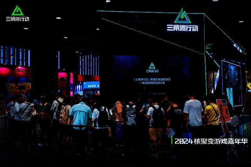 玩家正在试玩《三角洲行动》，专注操作角色进行战术推进，周围有工作人员协助