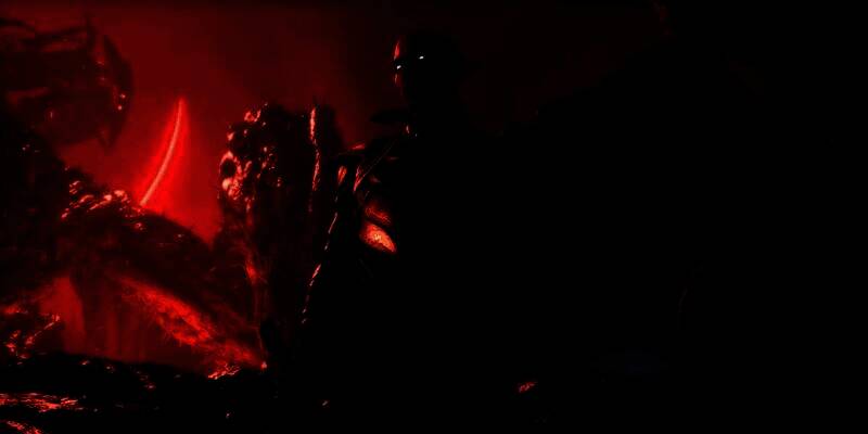 《龙腾世纪：影障守护者》游戏场景，黑暗神秘的氛围中角色手持武器面对未知威胁，天空裂开异界之门