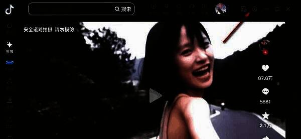 抖音主界面右上角显示齿轮图标，提示用户点击进入设置页面