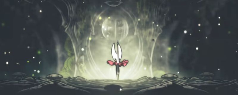 《空洞骑士：丝之歌》中角色站在骸底镇右上角祭坛前，背景为幽暗石壁与古老符文，气氛神秘而肃穆