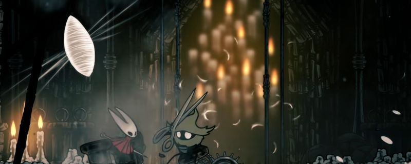 《空洞骑士：丝之歌》中灰沼区域的收割者教堂内部场景，昏暗的哥特式建筑风格，石阶上方有一道需解谜开启的封闭门扉