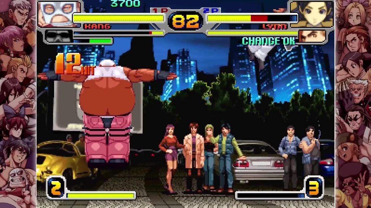 街机模式BOSS战画面，巨大体型的敌人居高临下，背景为燃烧的城市夜景