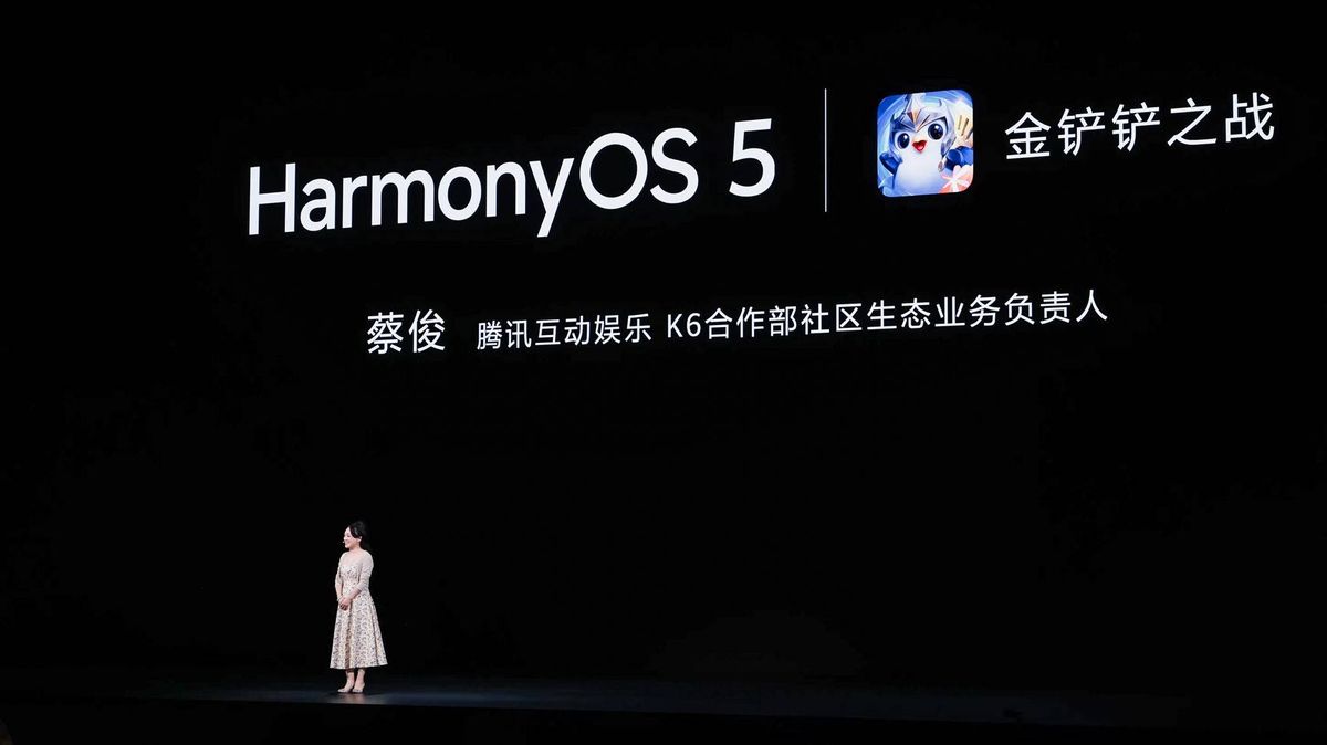 玩家使用华为Mate XTs非凡大师运行《金铲铲之战》，大屏展现完整棋盘与技能特效