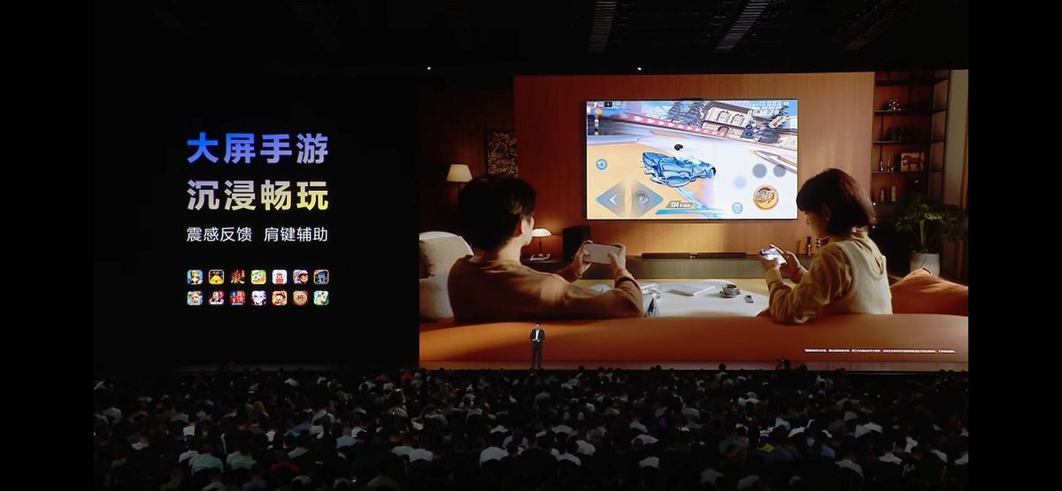 华为智慧屏MateTV运行《QQ飞车手游》，大屏呈现高速漂移与炫酷光影特效