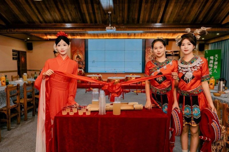 瑶族拦门酒仪式现场，玩家与NPC互动饮酒，周围布满民族风情装饰