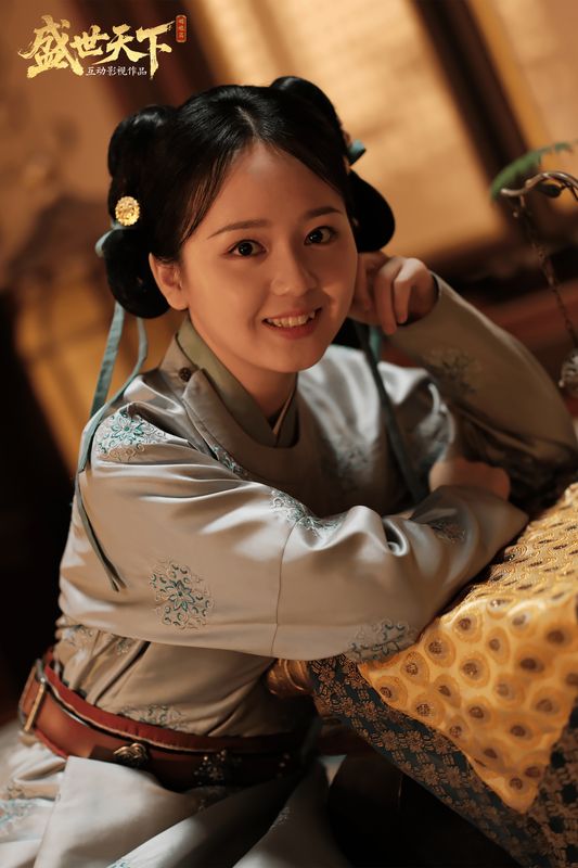 蕊儿角色设定图，展示其宫廷侍女装扮，手持香囊，神态温婉