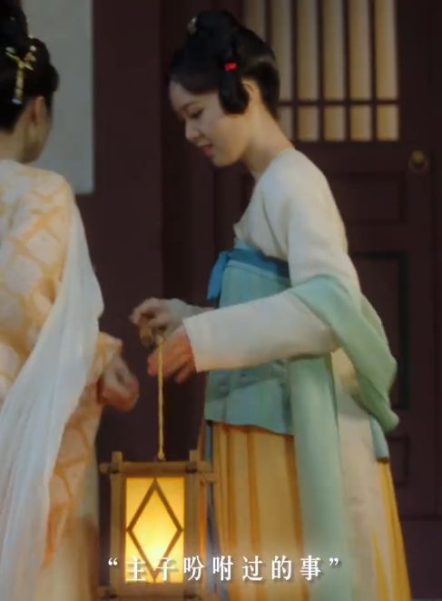 蕊儿在狱中神情坚定，背景为阴暗牢房场景