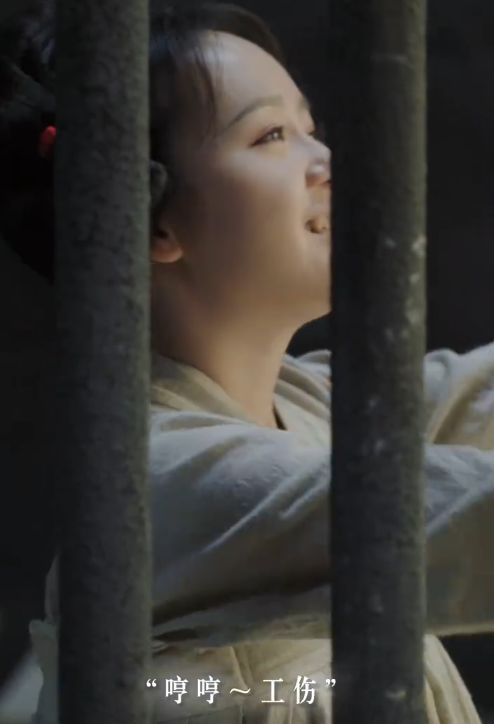 蕊儿身着华丽宫装，手持书卷，立于庭院之中