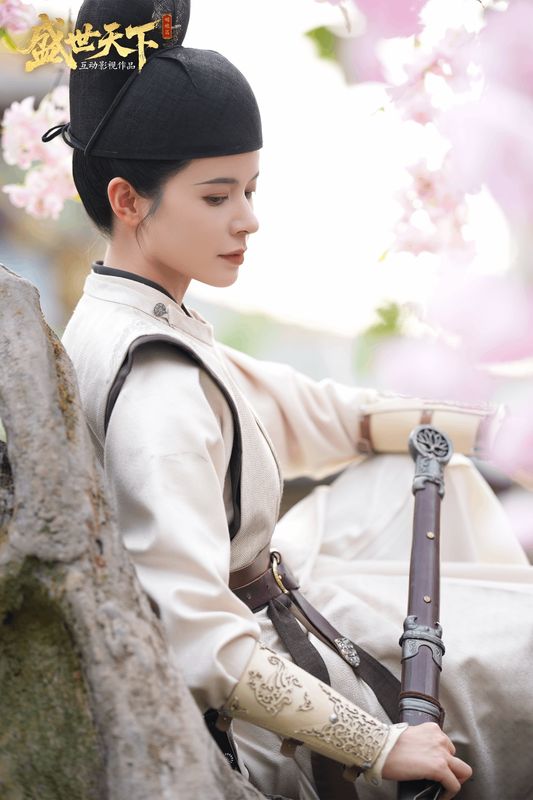 演员圣微宣传照，身穿现代装，眼神坚定，气质清冷