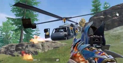 玩家在直升机残骸周围布置地雷，设置防御圈