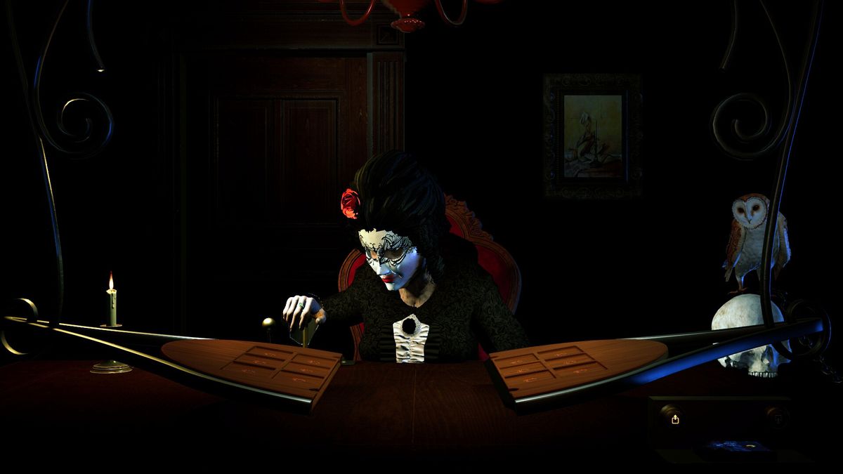 游戏场景截图，女孩在昏暗环境中匍匐前进，背景充满诡异氛围