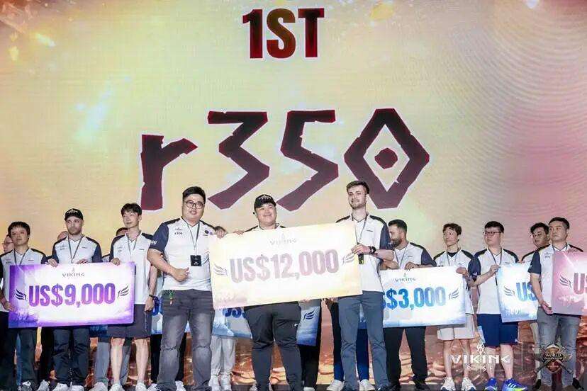 现场玩家与赛事LOGO纹身合影，展现对赛事的热情