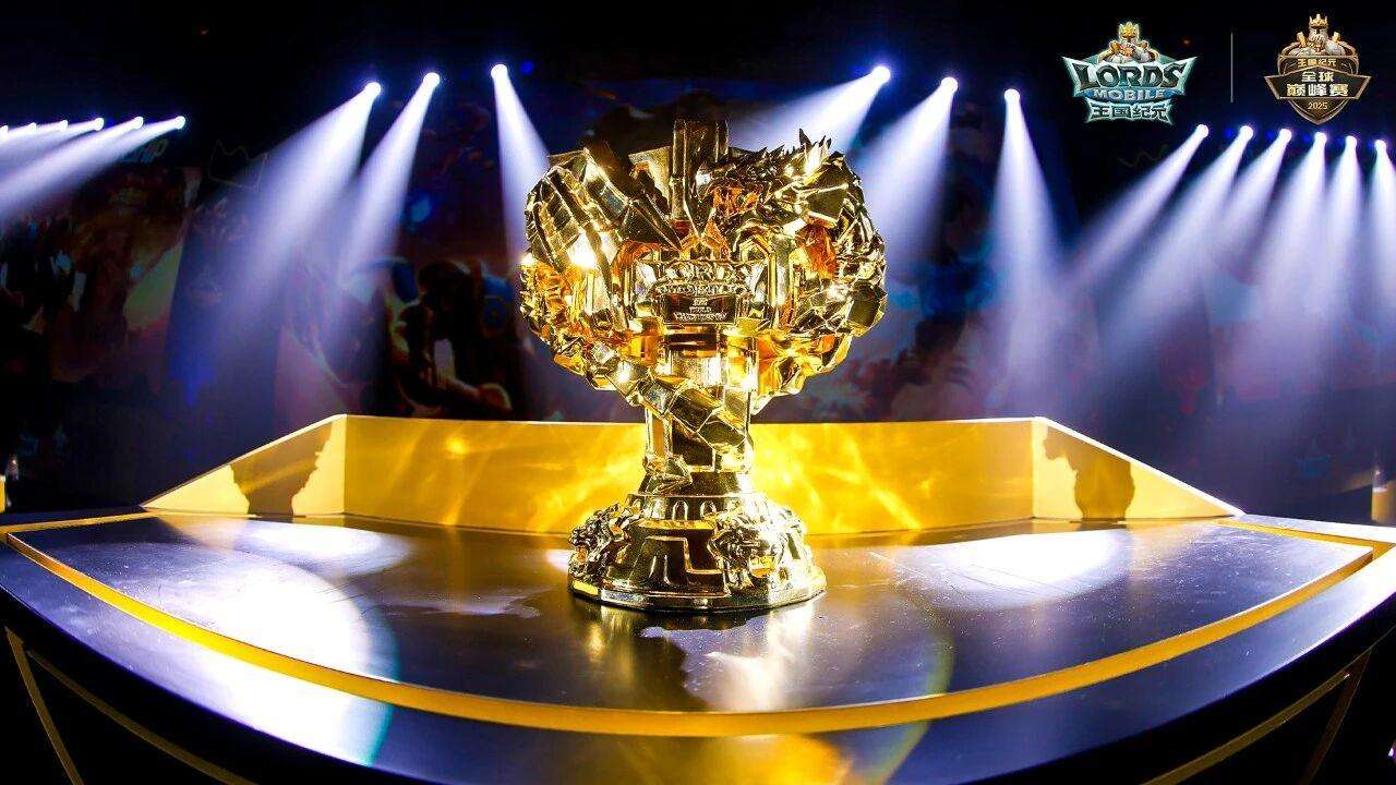 中国战队T4K举起奖杯，背景大屏幕显示“冠军”字样