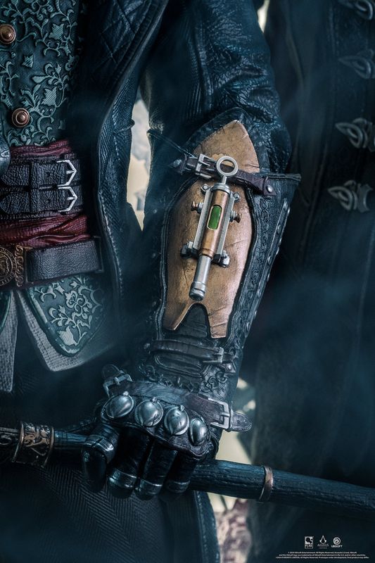 雕像底部底座设计精致，带有《刺客信条：枭雄》LOGO