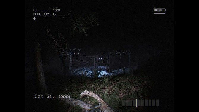 游戏内角色惊恐回头画面，界面显示麦克风状态条