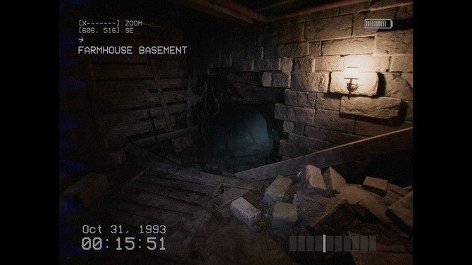 昏暗森林中角色用手电筒探索，背景若隐若现有不明物体