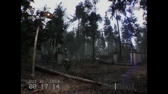 角色在破旧木屋中搜寻线索，窗外隐约可见模糊人影