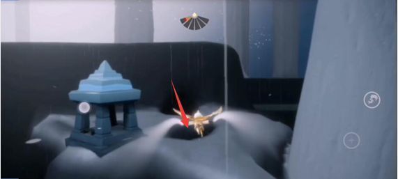 洞内视角，先祖雕像静立于光影之中