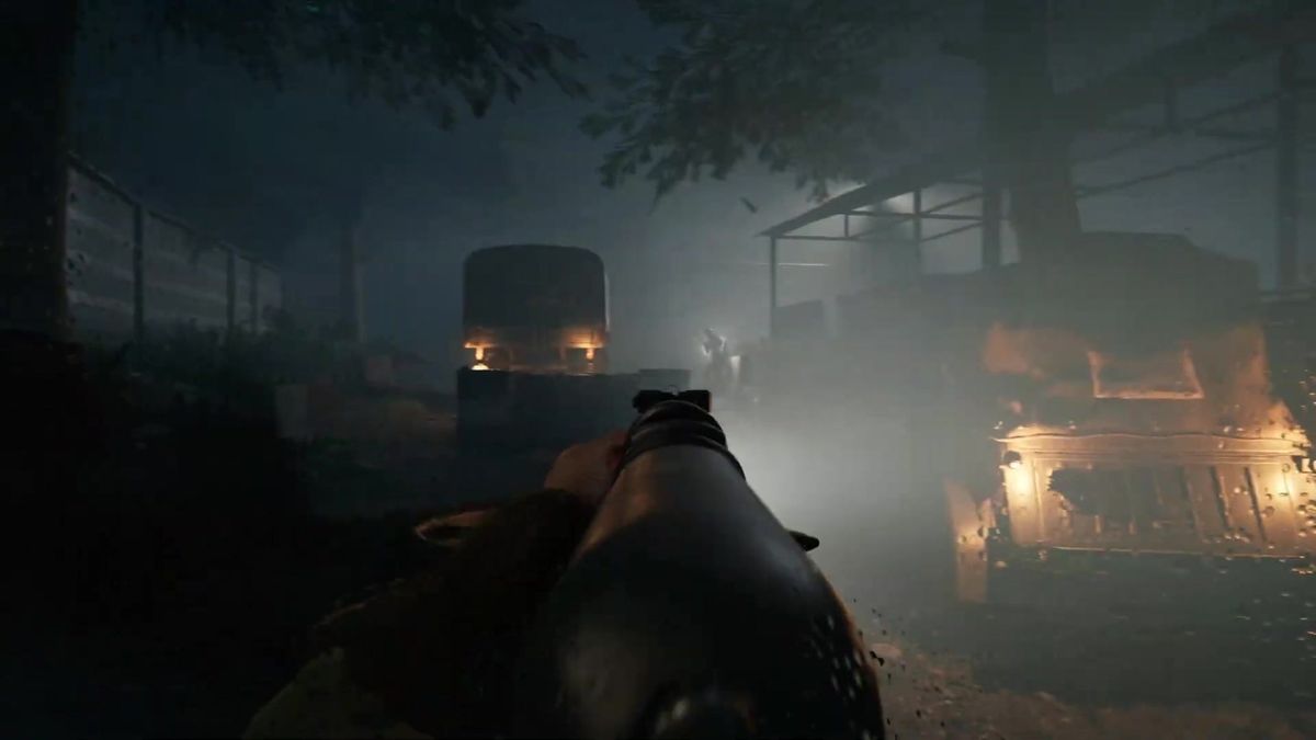 玩家在自由漫游模式中探索森林区域，远处可见废弃建筑