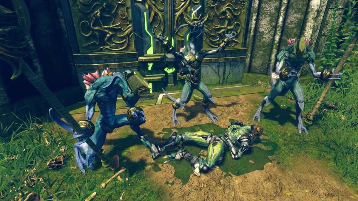 主角在密林中战斗，手持武器与敌人激烈对抗