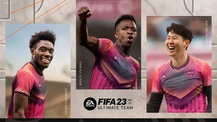 《FIFA 23》游戏界面展示，显示玩家打开终极包的界面与球员卡抽取动画