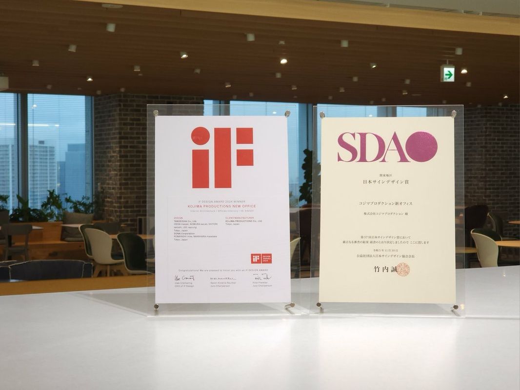 办公区内部视角，开放式空间搭配模块化办公桌与高科技设备