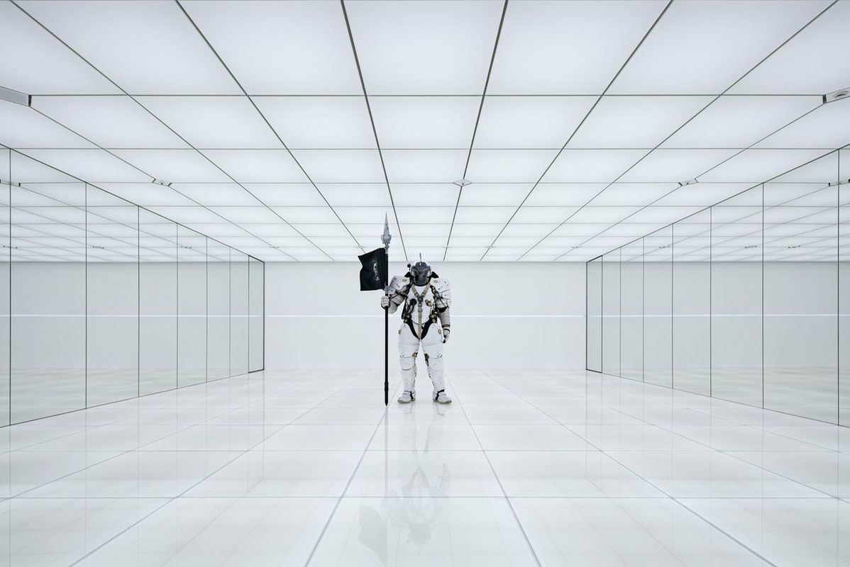 演出空间全景，配备专业灯光音响系统，适合举办发布会与创意展示