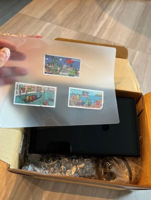 贴纸被小心包装在透明袋中，旁边是Switch新机