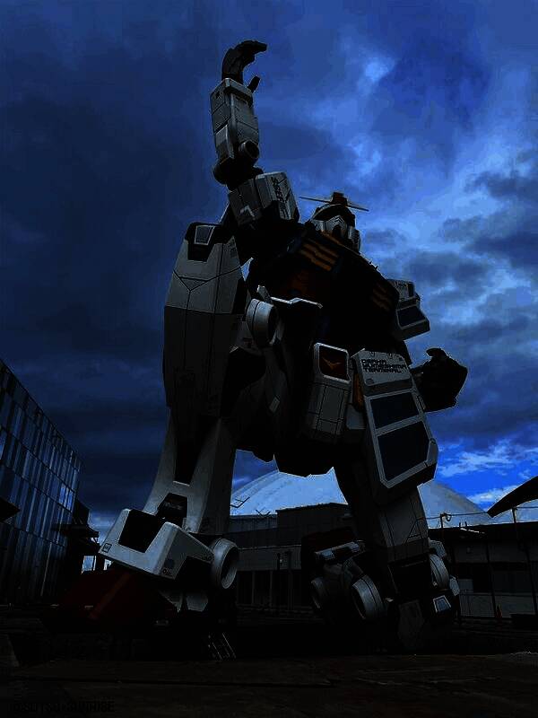 高达头部特写，眼神锐利，科技感十足