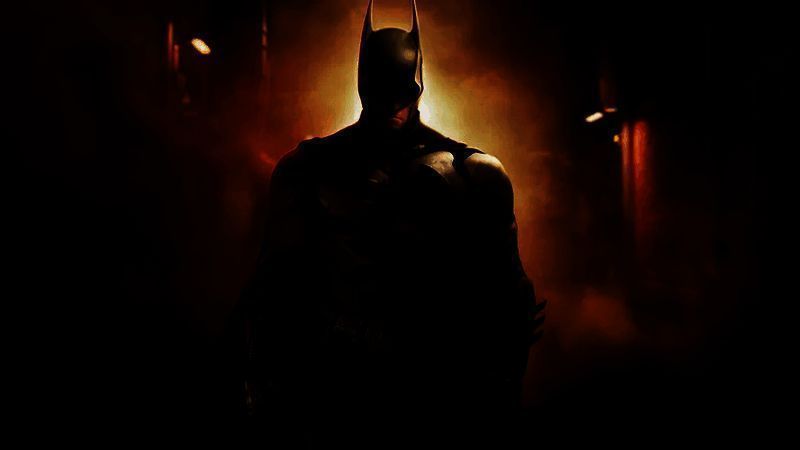 蝙蝠侠阿卡姆之影游戏画面，蝙蝠侠站在高楼边缘俯瞰城市，背景为夜色中的哥谭市