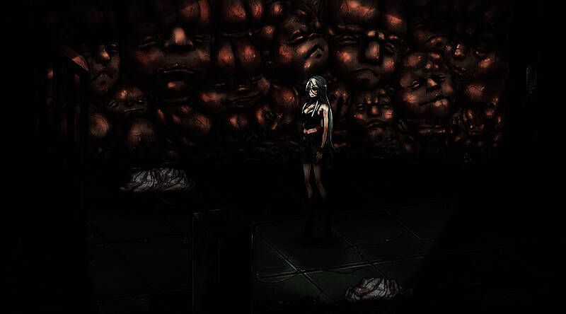 女主角手持道具在昏暗房间中前行的场景