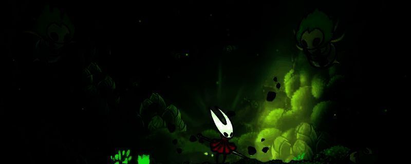 《空洞骑士：丝之歌》中玩家角色站在神秘Boss战场景中，背景充满苔藓与发光元素，营造出奇幻氛围