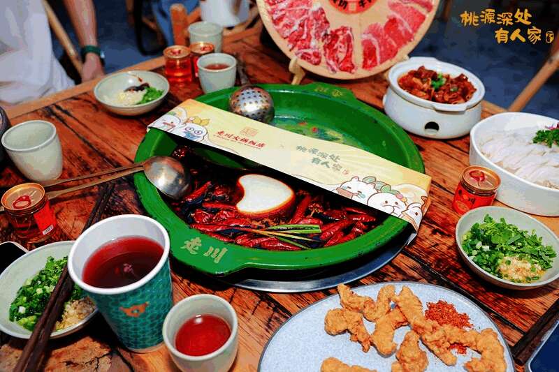 茶话会现场，玩家互动交流，氛围热烈