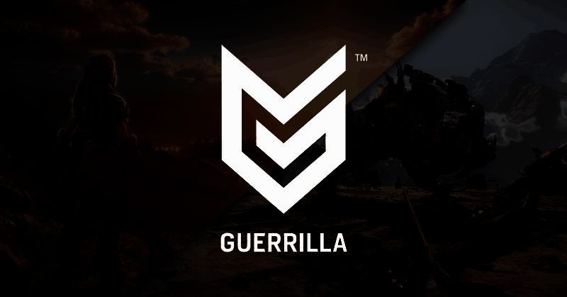 《地平线：零之曙光》主角艾洛特在荒野中与机械生物对峙的场景，画面充满未来感与原始自然的融合