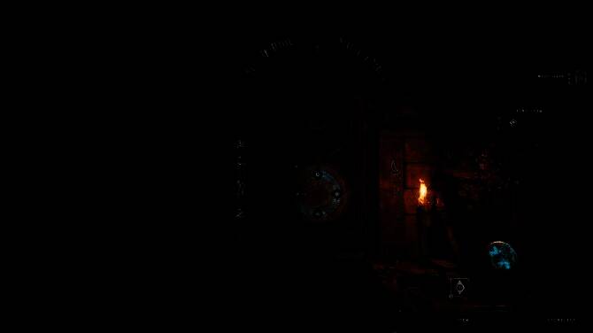 邪恶角色追击画面，手持武器在昏暗走廊中快速移动