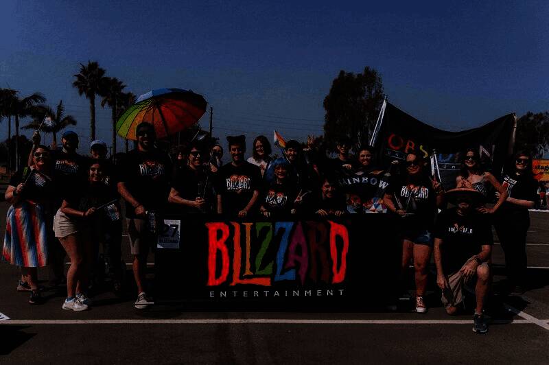 暴雪与多家游戏公司员工共同参与橙县骄傲游行，队伍色彩缤纷，气氛热烈