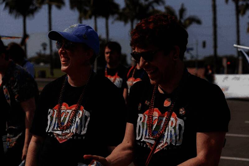 员工们笑容灿烂，手持标语牌，表达对LGBT+群体的支持与认同