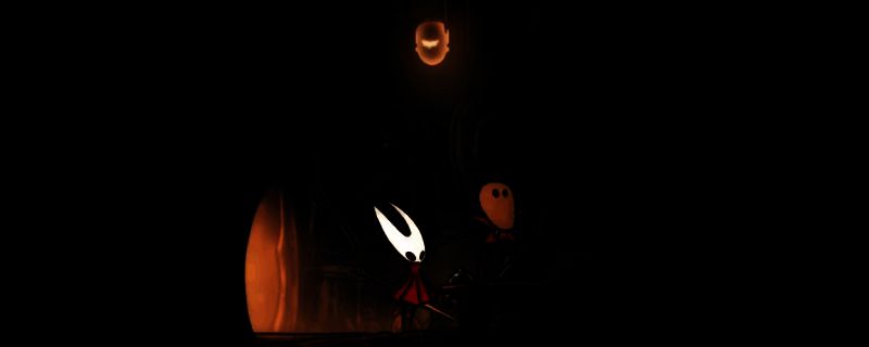 《空洞骑士：丝之歌》中玩家角色在神秘餐厅中与NPC互动的场景，背景充满诡异而梦幻的氛围