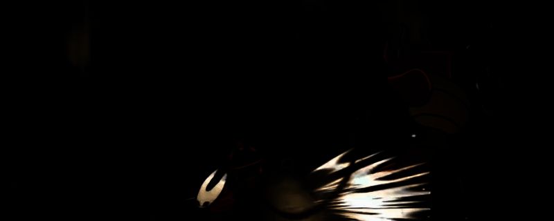 末代裁决者战斗场景，Boss挥舞双刃，玩家在空中翻滚躲避