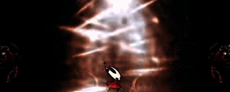 《空洞骑士：丝之歌》中机枢舞者战斗场景，BOSS悬浮于空中释放光束攻击，主角小骑士在地面闪避，背景为齿轮转动的机械核心